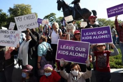 LGBT lobisine tepkiler büyüyor… Kanadalılar ayaklandı: Çocuklarımızı rahat bırakın!