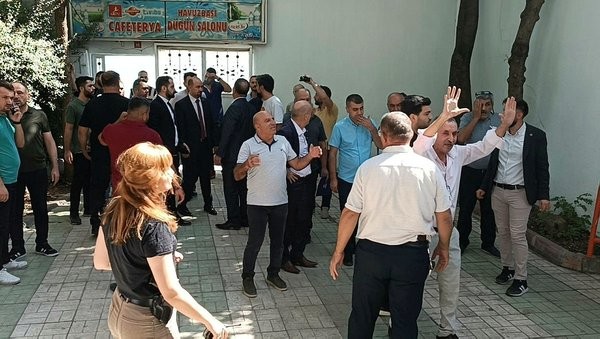 CHP Siirt İl Kongresi'nde ortalık karıştı! Polis olaya müdahale etti: Gözaltılar var