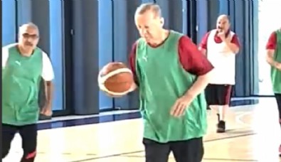 Cumhurbaşkanı Erdoğan sahaya indi: Masada sahada sporda mücadeleye devam!