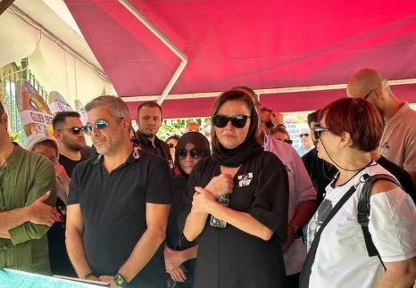 Annesi İstanbul'da toprağa verildi