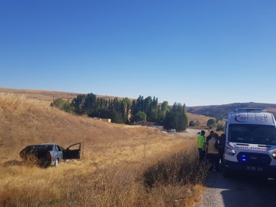 Kontrolden Çikan Otomobil Sarampole Uçtu; 2 Yarali