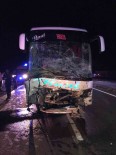 Yolcu Otobüsü Otomobile Çarpti Açiklamasi 2 Ölü, 20 Yarali Haberi