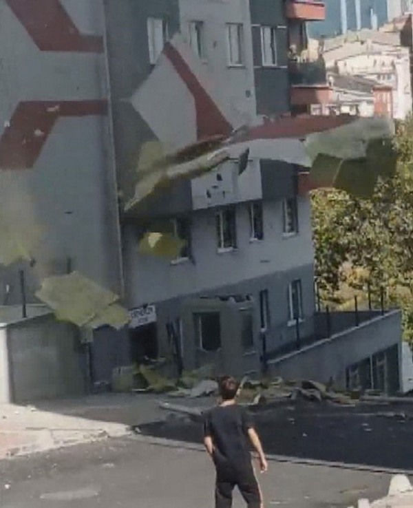 İstanbul'da korku dolu anlar! 15 katlı binanın dış cephe katlamaları çöktü!