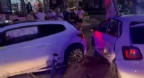 Kadıköy'de 2 otomobil çarpıştı: Yaralılar var