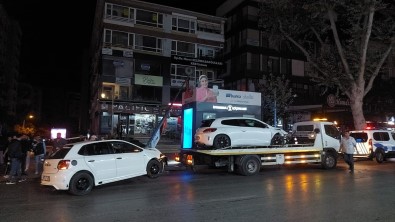 Kadiköy'de Iki Araç Çarpisip Elektrik Diregine Vurdu Açiklamasi 3 Yarali