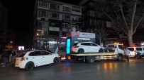 Kadiköy'de Iki Araç Çarpisip Elektrik Diregine Vurdu Açiklamasi 3 Yarali