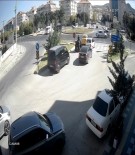 Kavsakta Iki Otomobil Çarpisti