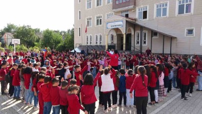 Ögrenciler Gönüllülerle Doyasiya Eglendi