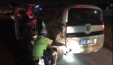 Tekirdag'da Iki Otomobil Çarpisti Açiklamasi Tekeri Sikisan Sürücüye Polis Yardim Etti