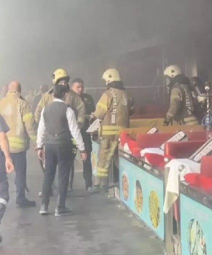 Galata Köprüsü'nde bir restoranda yangın çıktı