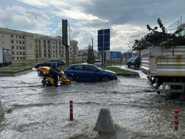 Valilik uyarmıştı! İstanbul’da sağanak yağış başladı! Meteoroloji o iller için alarm verdi!