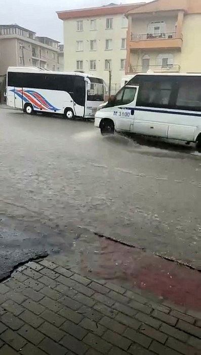 Valilik uyarmıştı! İstanbul’da sağanak yağış başladı! Meteoroloji o iller için alarm verdi!