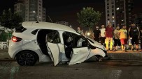 Adana'da Otomobil Sinyalizasyon Diregine Çarpip Kaldirima Çikti Açiklamasi 1 Ölü, 3 Yarali Haberi