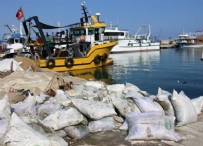 Balıkçılar ağlara takılan çuvalları açtı şaşkına döndü: Teknenin gücü yetmedi