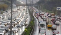 İstanbul'da yağmur trafiği: Yoğunluk yüzde 72'yi buldu!