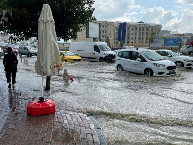 Valilik uyarmıştı! İstanbul’da sağanak yağış başladı! Meteoroloji o iller için alarm verdi!