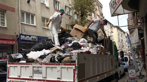 Bursa'da ilginç olay: Sokak sokak çöp topladı babasının evinde biriktirdi