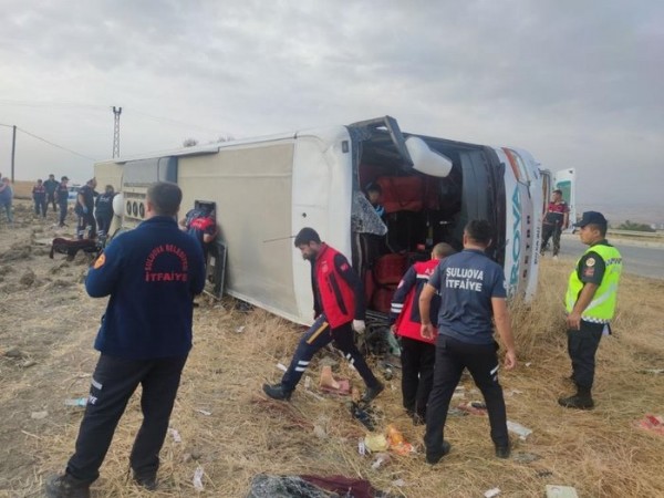 Amasya'da otobüs devrildi: Ölü ve yaralılar var