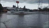 Hatay'in Kuzeyinde Yagisli Hava Etkisini Hissettiriyor, Caddeler Göle Döndü
