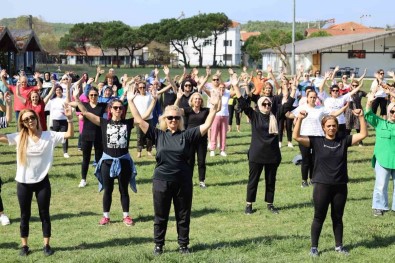 Izmitli Kadinlar Zumba Etkinligi Ile Hem Eglendi Hem Spor Yapti
