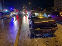 Kaygan Zeminde Duramayan Otomobil Önündeki Araca Çarpti Açiklamasi 3 Yarali