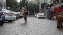 Kocaeli'de Cadde Ve Sokaklar Sular Altinda Kaldi, Vatandaslar Zor Anlar Yasadi