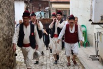 Safranbolu'da Itfaiyeciler Tulumbaci Kiyafetleriyle Turistlerin Dikkatini Çekti