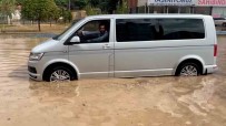 Yozgat'ta Etkili Olan Saganak Yollari Göle Çevirdi, Ev Ve Is Yerlerini Su Basti