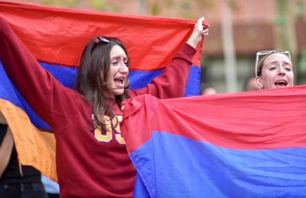 Karabağ hazımsızlığı bunu da yaptırdı: Ermeni provokatörlerden Türk diplomatlara ahlaksız saldırı!