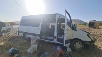 Diyarbakir'da Minibüs Ile Traktör Çarpisti Açiklamasi 2'Si Agir 20 Yarali