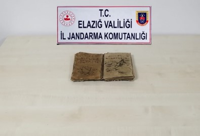 Jandarma Alici Kiligina Girdi, Elazig'da Roma Döneminden Kalma Kitap Ele Geçirildi