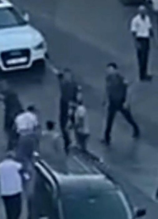 Trafikte muşta ve sopalı vahşet: 50 kişi birden saldırdılar!