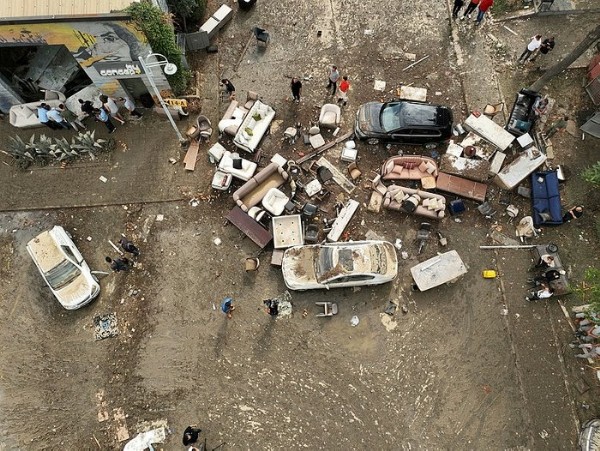 Vatandaş afet derdinde İmamoğlu şov peşinde! 'Fotoğraf çektirip gittiler'