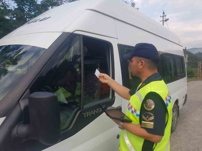 Jandarma Servis Araçlarini Denetledi