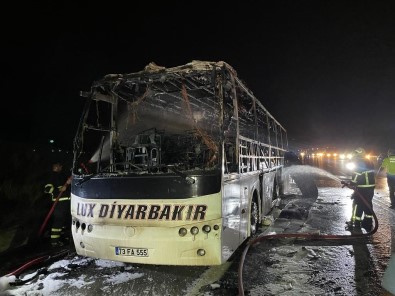 Osmaniye'de Seyir Halindeki Yolcu Otobüsü Yandi