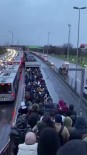 Altunizade Metrobüs Duraginda Insan Seli