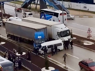 Bandirma'da Karsi Seride Savrulan Minibüs Tirla Çarpisti Açiklamasi 1 Ölü, 2 Yarali