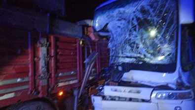 Burdur'da Yolcu Otobüsü Kamyon Ile Çarpisti Açiklamasi 2 Yarali