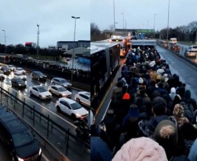 İstanbullunun bitmeyen çilesi! Yağmurlu havada geç gelen metrobüs vatandaşı mağdur etti