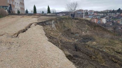 Karabük'te Okul Bahçelerine Yakin Alanda Toprak Kaymasi Devam Ediyor