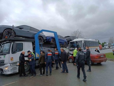 Kavsaga Dönen Tir Anaokulu Servisine Çarpti, Facianin Esiginden Dönüldü