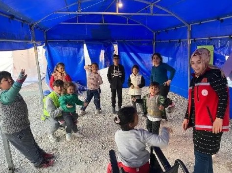 Depremzede 1874 çocuk ailesine teslim edildi