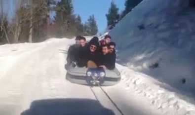 Araçlarina Bagladiklari Rafting Botuyla Kar Üstünde Kayarak Çocuklar Gibi Eglendiler