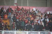 Galatasarayli Taraftarlar Takimini Yalniz Birakmadi