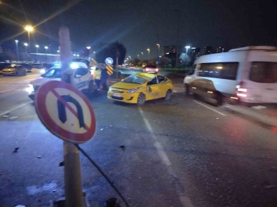 Pendik'te Ticari Taksi Ile Otomobil Çarpisti Açiklamasi 1 Yarali