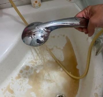 CHP'li belediyede çamurlu su rezaleti! Başkan Birol Arslan'dan alay eder gibi açıklama