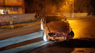 Burdur'da Kontrolden Çikan Otomobil Bahçe Duvarina Çarpti Açiklamasi 2 Yarali