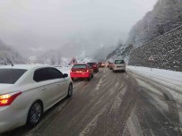 Zonguldak'ta Kar Yagisi Etkili Oldu Açiklamasi Karayolunda Uzun Araç Kuyruklari Olustu
