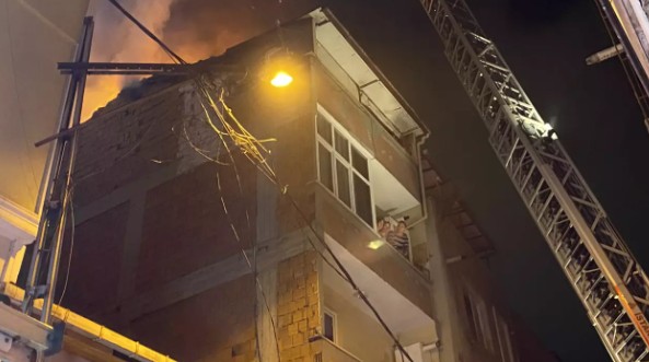 Kağıthane'de korkutan yangın: Alevler 3 binayı sardı!