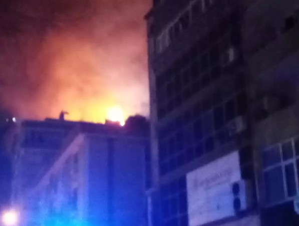 Kağıthane'de korkutan yangın: Alevler 3 binayı sardı!